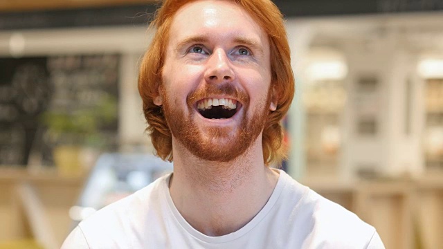 红头发胡子男人在咖啡馆笑话的肖像视频素材