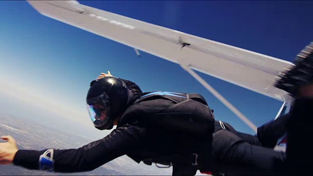 女跳伞运动员离开飞机，然后离开框架视频素材