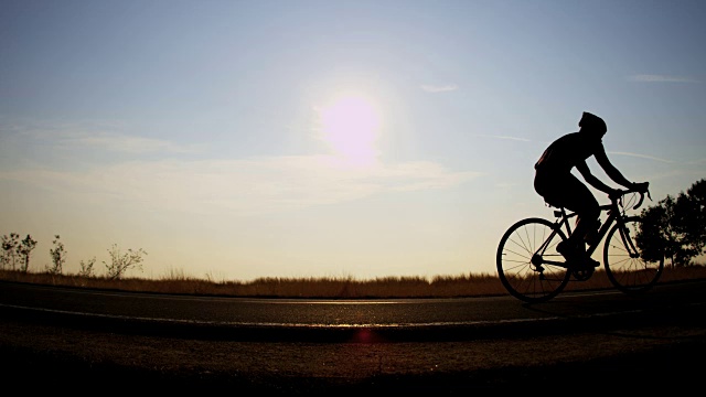 骑单车的人在日出时锻炼身体视频下载