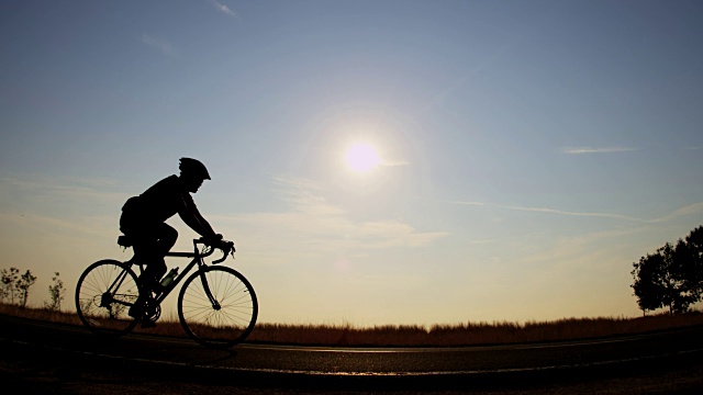 自行车骑手在日出芝加哥美国剪影视频下载