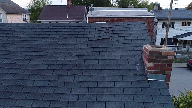 无人机检测屋顶破损瓦板的视频馈送视频素材