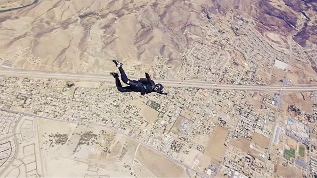 两个跳伞碰撞视频素材