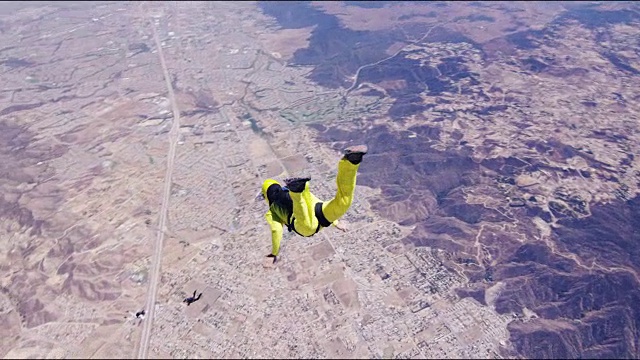 跳伞者转弯后经过摄像机视频素材