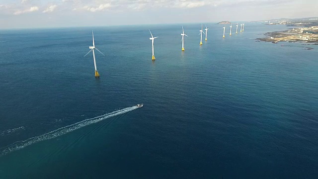 韩国济州岛的海上风力涡轮机视频素材