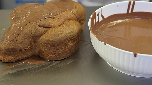 糕点师手拿带巧克力的复活节甜面包蛋糕，在糖果操作台的特写视频素材