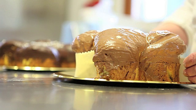 糕点师手准备复活节甜面包填充蛋糕，特写在糖果工作台上视频素材