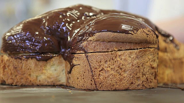 糕点师手拿带巧克力的复活节甜面包蛋糕，在糖果操作台的特写视频素材