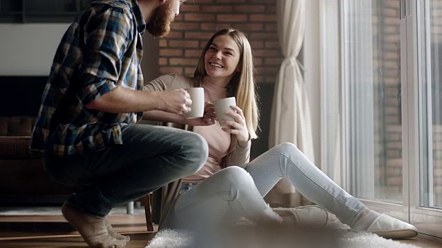 年轻夫妇在家里一起喝咖啡视频下载