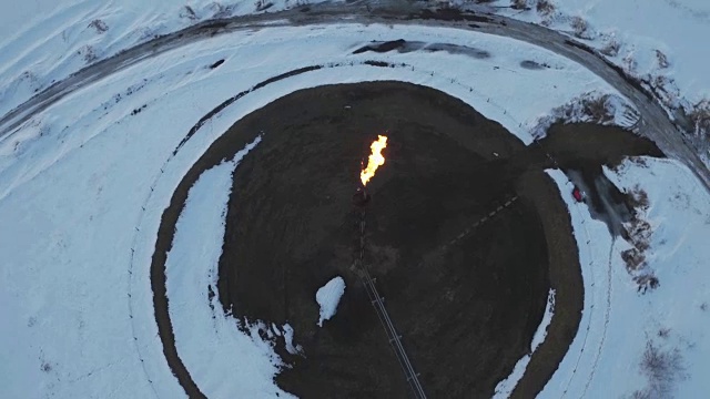 航拍油田冬季火炬结构燃烧气体视频素材