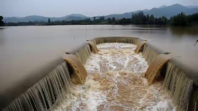 水坝里的水溢进了溢洪道视频素材