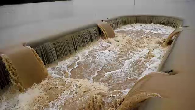 水坝里的水溢进了溢洪道视频素材