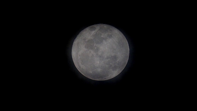 满月的概念。它是黑暗夜晚的满月之美视频素材