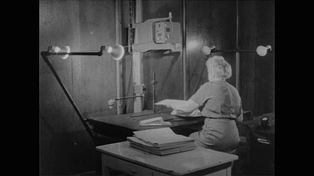1960年，妇女通过缩微胶片扫描仪提供人口普查表格视频下载
