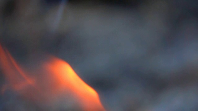火火的概念。靠近火焰和木炭的灰烬视频素材