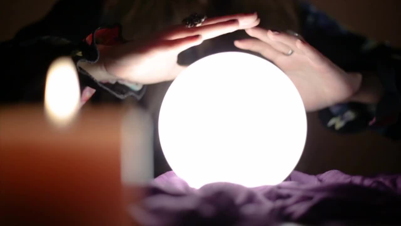 有水晶魔术球的女孩视频下载