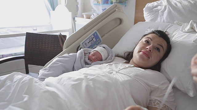 新出生的婴儿和他的母亲视频素材