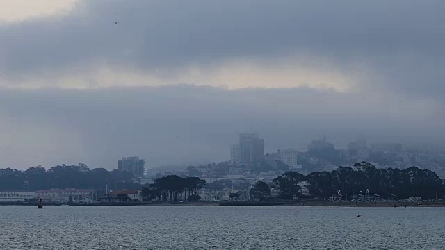 在雾天的旧金山天际线视频素材