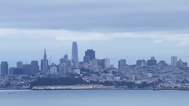 从水面上看到旧金山的天际线视频素材