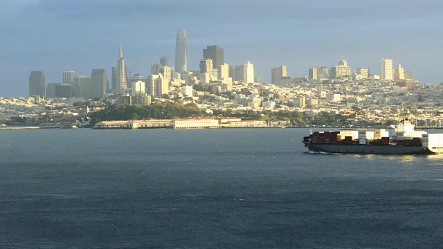 旧金山的天际线，集装箱船在前面视频素材