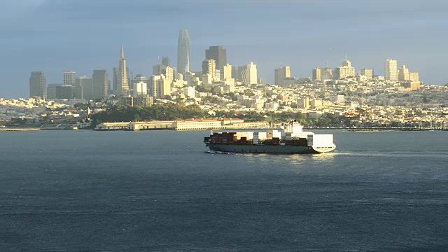 旧金山的天际线，集装箱船在前景视频素材