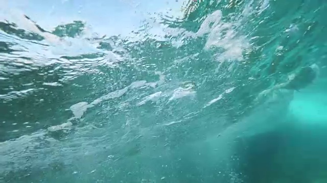 水下慢动作冲浪板打破一个美丽的桶波在清澈的海洋视频素材