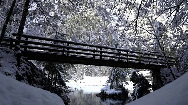 瑞士冬天Blausee湖。视频素材