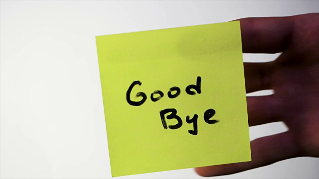 玻璃贴纸上的“再见”字样。被冒犯者在玻璃上写“再见”，白色背景视频下载