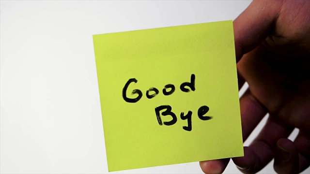 玻璃贴纸上的“再见”字样。被冒犯者在玻璃上写“再见”，白色背景视频下载