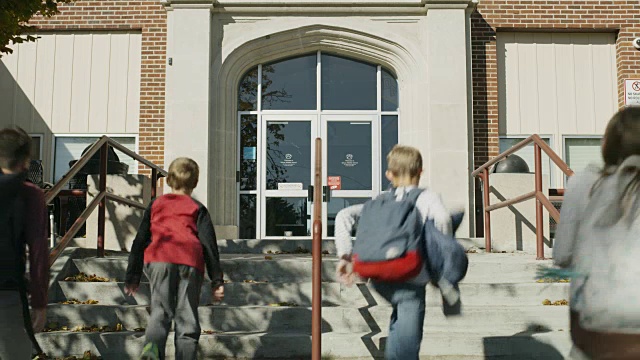 美国犹他州普罗沃，学生爬楼梯到达学校视频下载