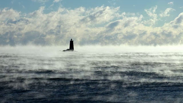 北冰洋烟雾中的鲸背光视频下载