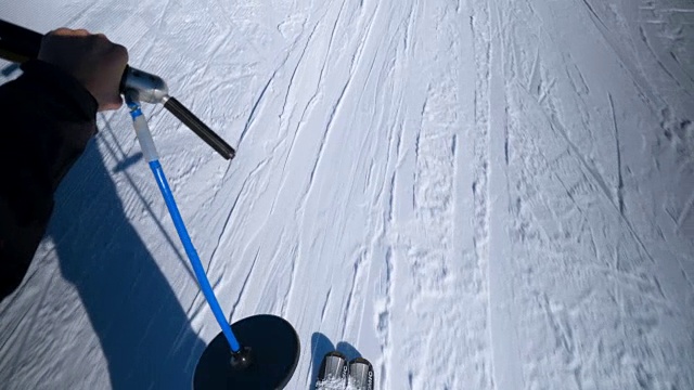 乘坐滑雪缆车旅行视频素材