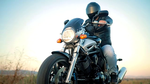 夕阳中骑摩托车的男人视频素材