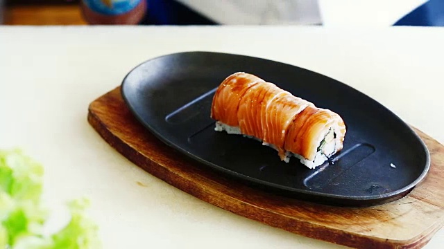 寿司卷上放酱汁视频素材