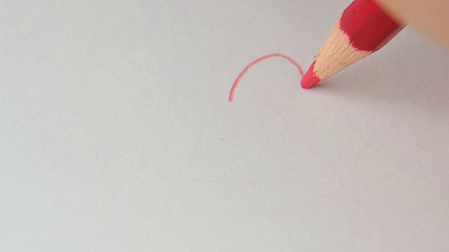 用红铅笔在白画纸上画心。艺术的概念。视频下载