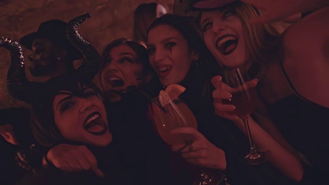 年轻的女人喝酒和在夜店万圣节派对的乐趣视频下载