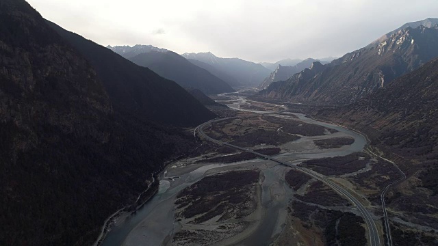 西藏景观和道路鸟瞰图视频素材