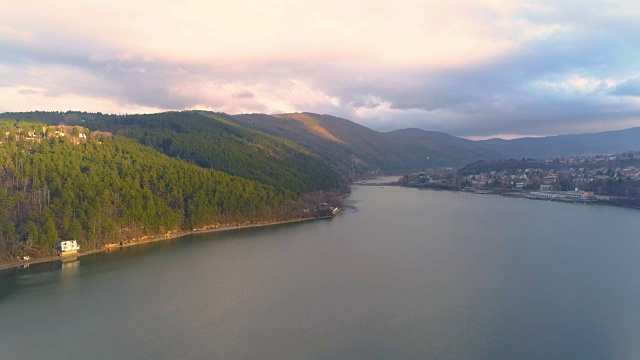 无人机降落在美丽的湖泊景观视频素材