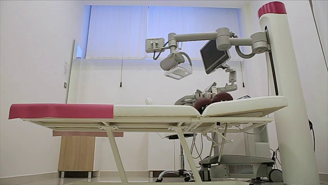 医院里的现代超声波扫描仪。多莉拍摄视频下载