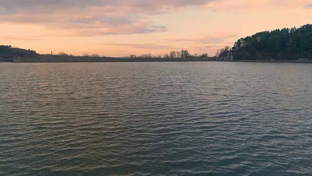 在美丽的日落时分，无人机站在湖面上静止盘旋视频素材