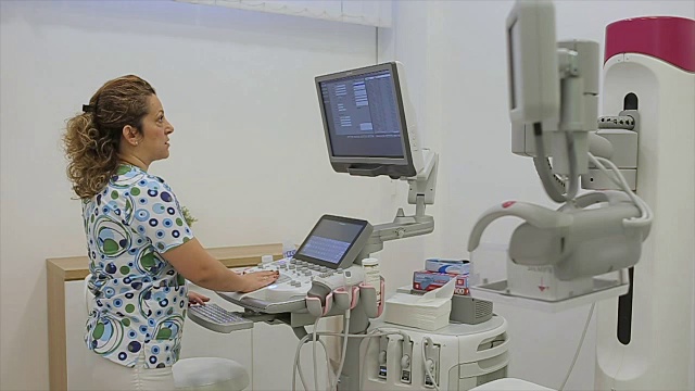 护士为医生和病人准备医用超声扫描仪视频素材