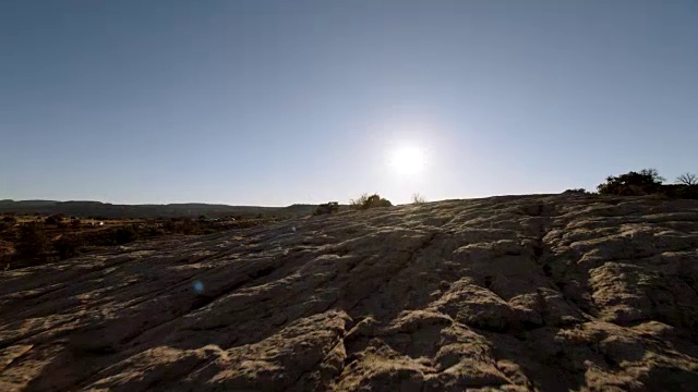 三名妇女骑着山地车沿着摩押的岩石小径。视频素材