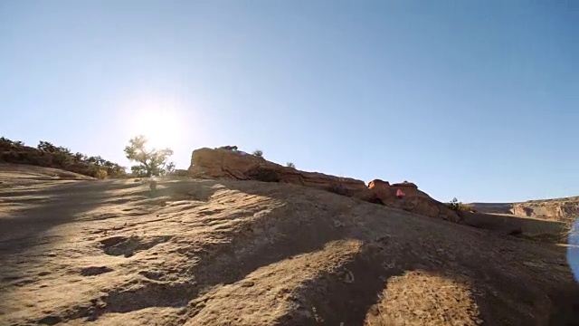 冒险的女人山地自行车在摩押极端地形。视频下载