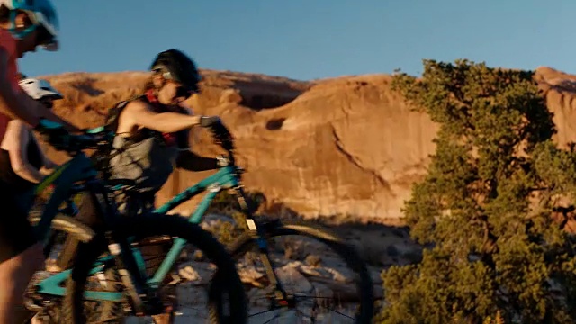 三名女运动员跳上山地自行车，在摩押起飞。视频素材