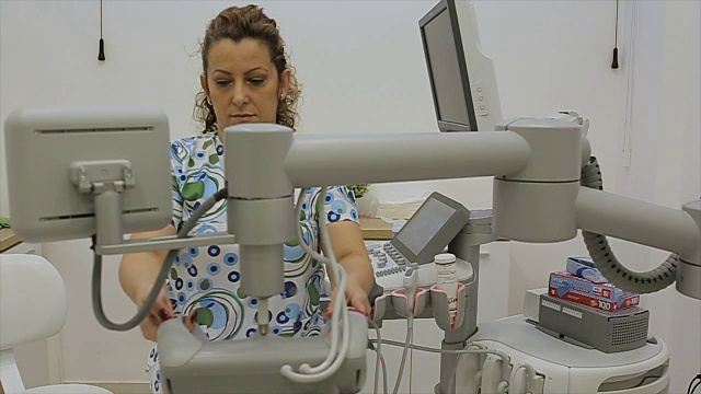 医务人员在研制一种现代医疗设备，以便及早发现乳腺癌视频素材