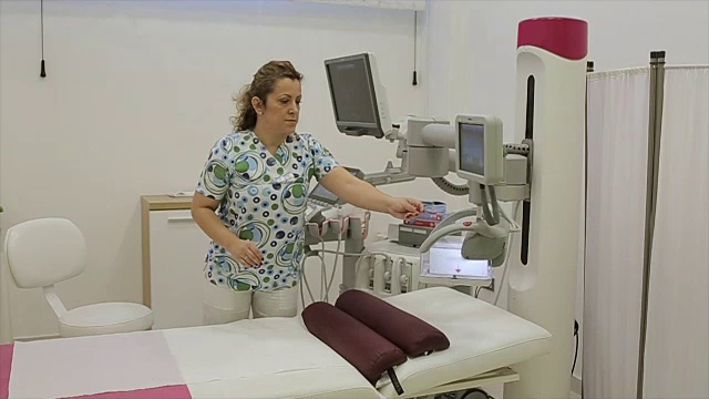 早期发现乳腺癌的现代医疗设备视频下载