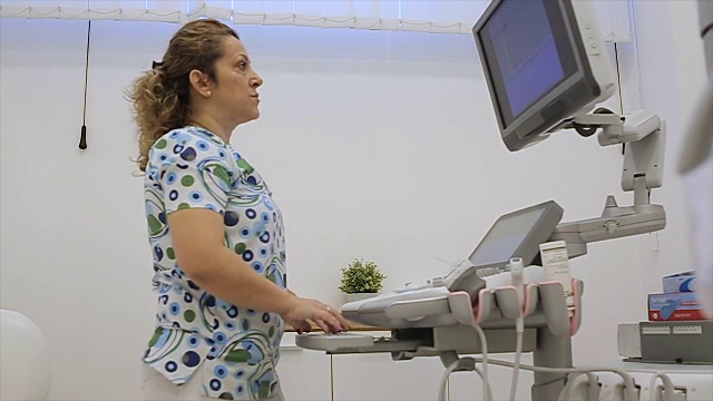 医务人员使用最先进的超声波设备视频素材