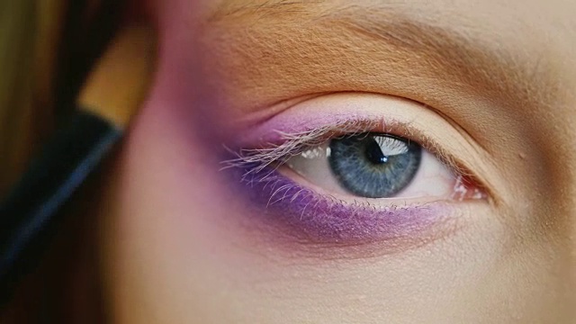 画一个漂亮的蓝眼睛女人，特写视频素材