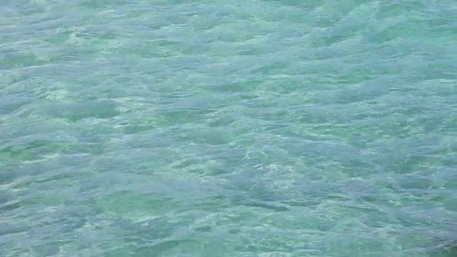 碧蓝碧蓝的海面上涌动着海浪视频下载