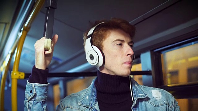在公共汽车上听音乐的嬉皮士视频素材