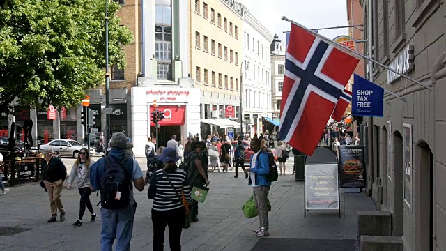 奥斯陆/挪威国旗和行人拥挤在繁忙的街道上视频下载